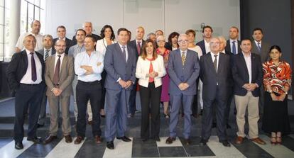 Susana D&iacute;az, con representantes de la Confederaci&oacute;n de Entidades para la Econom&iacute;a Social.