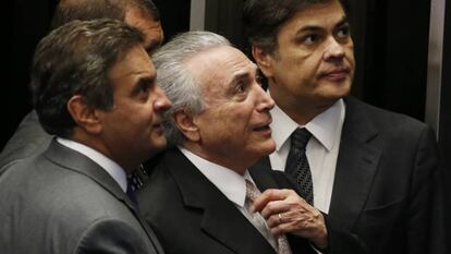 Temer entre os senadores tucanos A&eacute;cio Neves e C&aacute;ssio Cunha Lima.