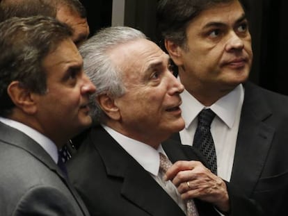 Temer entre os senadores tucanos Aécio Neves e Cássio Cunha Lima.