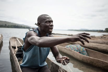 Matthias, delegado de los refugiados de Mobaye, responde preguntas en una canoa amarrada frente a Longo para el día de mercado, en el distrito de Damara, el 1 de marzo de 2018.