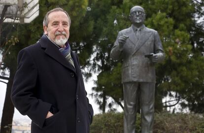 El exalcalde Juan Barranco, junto a la estatua en homenaje a Tierno Galván en La Almudena.