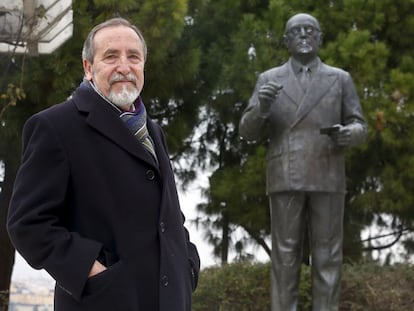 El exalcalde Juan Barranco, junto a la estatua en homenaje a Tierno Galv&aacute;n en La Almudena.