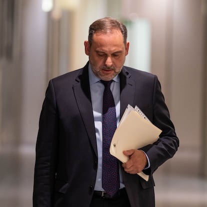 (Foto de ARCHIVO)
El diputado del Grupo Mixto José Luis Ábalos, durante una rueda de prensa, en el Congreso de los Diputados, a 24 de julio de 2024, en Madrid (España). El exministro y exdirigente socialista José Luis Ábalos va a presentar una denuncia ante la Fiscalía por una supuesta revelación de secretos y de comunicaciones con la petición de que se investigue a los responsables. La comparecencia es un día después de que la Mesa del Congreso le solicitara reformular las preguntas que dirigió al Gobierno para su respuesta por escrito con el fin de averiguar si él y personas de su entorno fueron objeto de espionaje irregular por parte de las Fuerzas de Seguridad del Estado.
Matias Chiofalo / Europa Press
24/7/2024