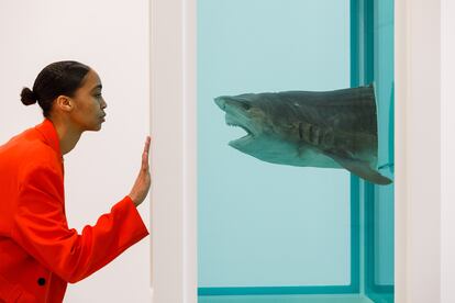 Provocación y lujo. Pieza Mito explorado, explicado, explotado se exhibe como parte de la exposición Historia natural de Damien Hirst en la Galería Gagosian, marzo de 2022. Londres, Inglaterra.