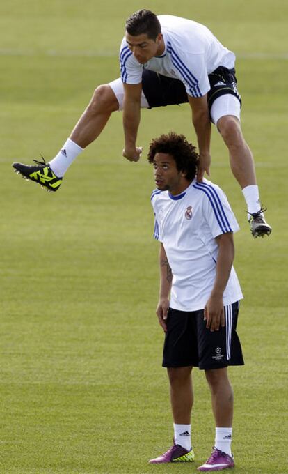 Cristiano salta sobre Marcelo en el entrenamiento de ayer.