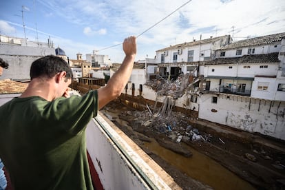 Sergio Morales, en la azotea de su casa de Chiva, que ha tenido que abandonar por peligro de derrumbamiento.