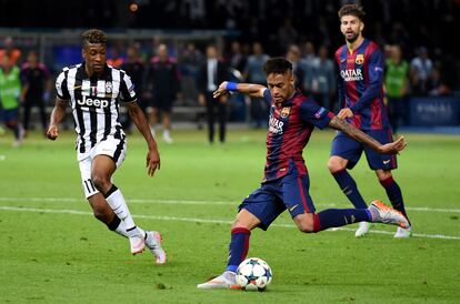 Coman observa cómo Neymar marca el tercer gol del Barcelona en la final de la Champions de 2015 en Berlín.