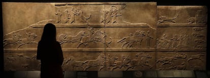 Relieve del rey Asurbanipal en la cacería de un león, en el Museo Británico.