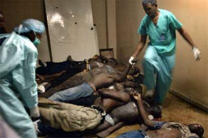 Los cadáveres de los emigrantes haitianos yacen amontonados en la morgue de Santiago.