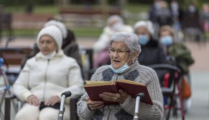 Residents de Vila Clavellina, a Premià de Mar, canten nadales el passat 24 de desembre.