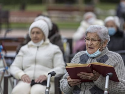 Residents de Vila Clavellina, a Premià de Mar, canten nadales el passat 24 de desembre.