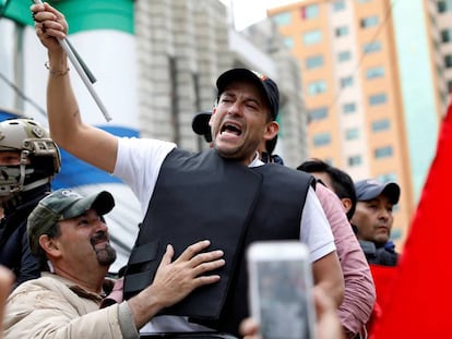 Luis Fernando Camacho durante um protesto contra Evo Morales este domingo.