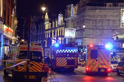 Os serviços de emergência prestam assistência no Teatro Apollo em Shaftesbury Avenue, no centro de Londres, que desmoronou parcialmente durante uma apresentação da temporada de Natal.