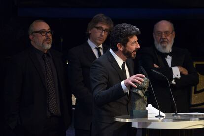 Alberto Rodríguez agradece el Goya a la Mejor Dirección ante la mirada de Álex de la Iglesia, David Trueba y José Luis Cuerda.