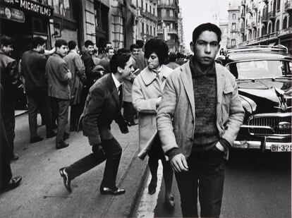 Via Laietana, 1962 (imagen popularmente conocida como El piropo). Adquirida por la Real Academia de Bellas Artes de San Fernando con cargo a la Herencia Guitarte