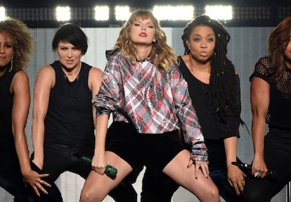 Hoy Taylor Swift está en plena promoción de su sexto álbum de estudio, 'Reputation'. En la imagen, la cantante durante un concierto el pasado 2 de diciembre en California.