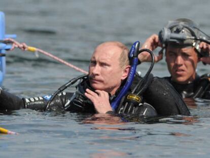 El primer ministro ruso, Vladimir Putin, antes de sumergirse para visitar el sitio submarino arqueológico de Phanagoria, en la península de Taman.