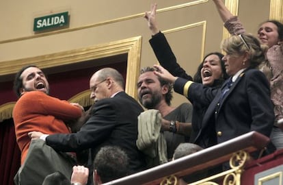 El actor Willy Toledo y otros activistas son expulsados de la tribuna de invitados del Congreso, el pasado mes de diciembre