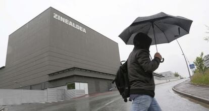 Una persona pasea por delante de las instalaciones de Zinealdea.