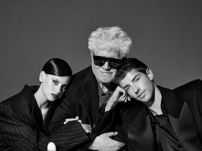 Milena Smit, Pedro Almodóvar y Manu Ríos  vestidos de Saint Laurent by Anthony Vaccarello.