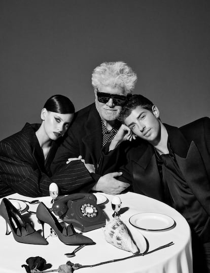 Milena Smit, Pedro Almodóvar y Manu Ríos  vestidos de Saint Laurent by Anthony Vaccarello.