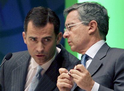 El Príncipe conversa con el presidente colombiano en la apertura del congreso.