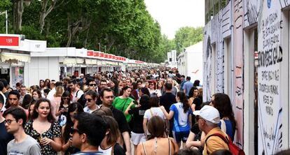 Miles de visitantes recorren las casetas de la Feria del Libro el pasado sábado en Madrid.