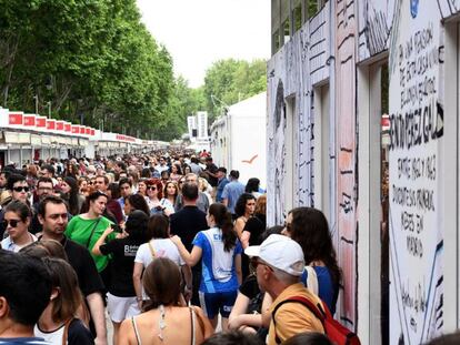 Miles de visitantes recorren las casetas de la Feria del Libro el pasado sábado en Madrid.