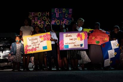 Voluntários das Testemunhas de Jehová esperam no aeroporto de Nassau, capital das Bahamas, para ajudar aos sobreviventes das ilhas Ábaco, zona mais afetada. Segundo autoridades do país, centenas ainda estão desaparecidos