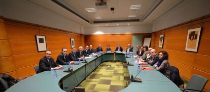 Reunión de la mesa de Diálogo Social el pasado mes de diciembre con presencia del Gobierno vasco, sindicatos y patronal. 