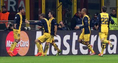 Los jugadores del Atlético celebran el gol de Diego Costa.