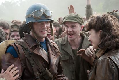 Chris Evans (a la izquierda) y la actriz Hayley Atwell en una imagen de <i>Capitán América. </i>