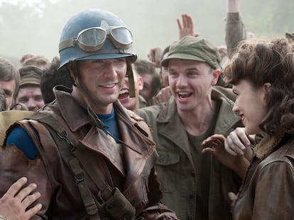 Chris Evans (a la izquierda) y la actriz Hayley Atwell en una imagen de  <i>Capitán América. </i>