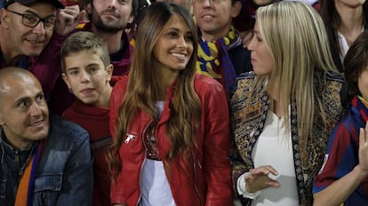 Antonella Roccuzzo, con chaqueta roja, en un partido.