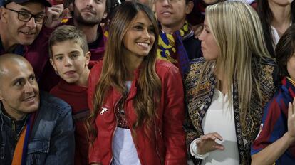 Antonella Roccuzzo, con chaqueta roja, en un partido.