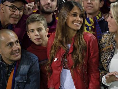 Antonella Roccuzzo, con chaqueta roja, en un partido.