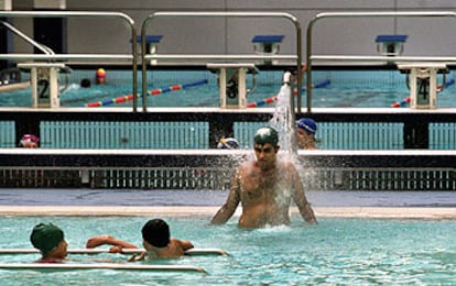 Usuarios de las piscinas del complejo de Abastos, ayer por la tarde.