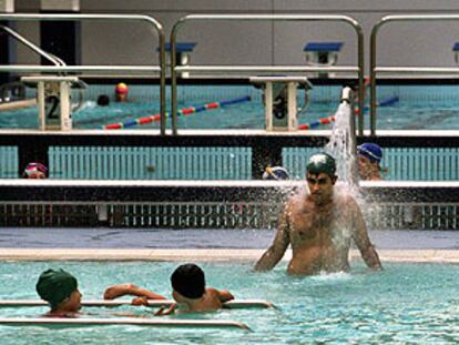 Usuarios de las piscinas del complejo de Abastos, ayer por la tarde.