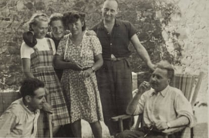 Foto de grupo en Lazaret, abril 1941. Sentado en la derecha: Jacques Rémy; centro: Germaine Krull; en la derecha, sentado en una silla: Victor Serge. Fotografía probablemente tomada por Vlady Serge.