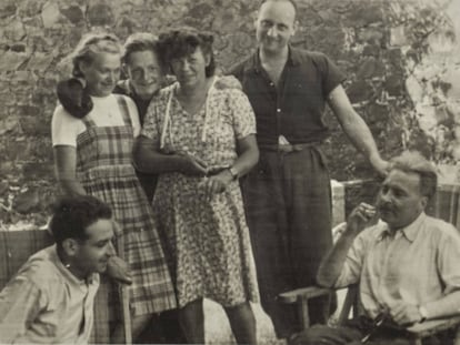 Foto de grupo en Lazaret, abril 1941. Sentado en la derecha: Jacques Rémy; centro: Germaine Krull; en la derecha, sentado en una silla: Victor Serge. Fotografía probablemente tomada por Vlady Serge.