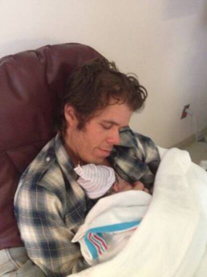 El bloguero Perez Hilton, con su hijo reci&eacute;n nacido.