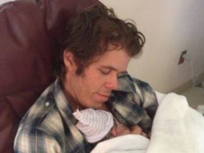 El bloguero Perez Hilton, con su hijo reci&eacute;n nacido.