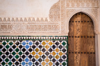 El pantone Alhambra es de tonos verdeazulados y se inspira en los azulejos del majestuoso recinto. En la imagen, un detalle de la Alhambra.