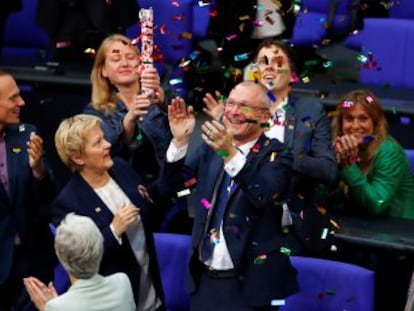 El parlamento alemán saca adelante la iniciativa con 393 votos a favor. Merkel y otros 225 parlamentarios ha votado en contra