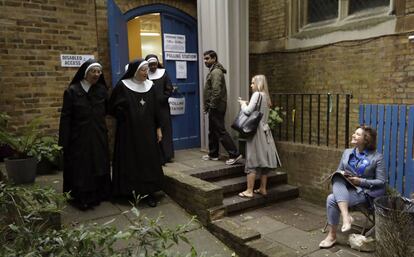 Hermanas benedictinas del convento de Tyburn tras votar en un centro electoral en Londres (Reino Unido).