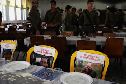 Mesas preparadas con las fotos de los rehenes en la celebración simbólica de la Pascua judía que ha tenido lugar en el kibutz Nir Oz, donde casi la cuarta parte de sus 400 vecinos fue asesinado o secuestrado.