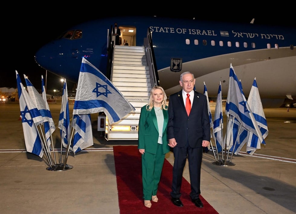 El primer ministro israelí, Benjamín Netanyahu, y su esposa, antes de partir hacia Estados Unidos desde el aeropuerto Ben Gurión, este jueves.