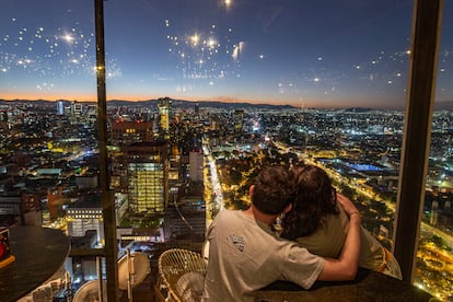 Una pareja en el Nivel 40 Sky Bar de la Torre Latinoamericana.