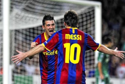 Villa celebra su gol al Panathinaikos, el segundo del Barcelona, junto a Messi, que marcó otros dos.