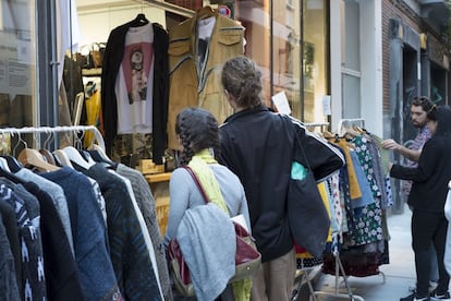 La calle Santa Ana es una prolongación del Rastro, que se extiende entre Cascorro, Ribera de Curtidores y la Calle Toledo, y que es uno de los principales reclamos para turistas, curiosos y amantes de lo clásico para las mañanas de los domingos.